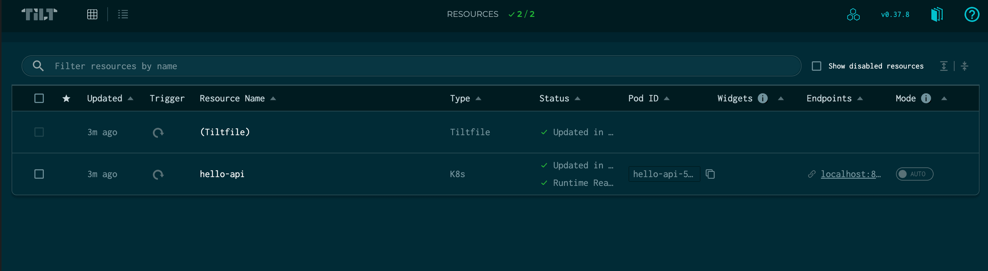 Tilt の管理画面の一覧。(Tiltfile) と hello-api の 2 行が表示されている