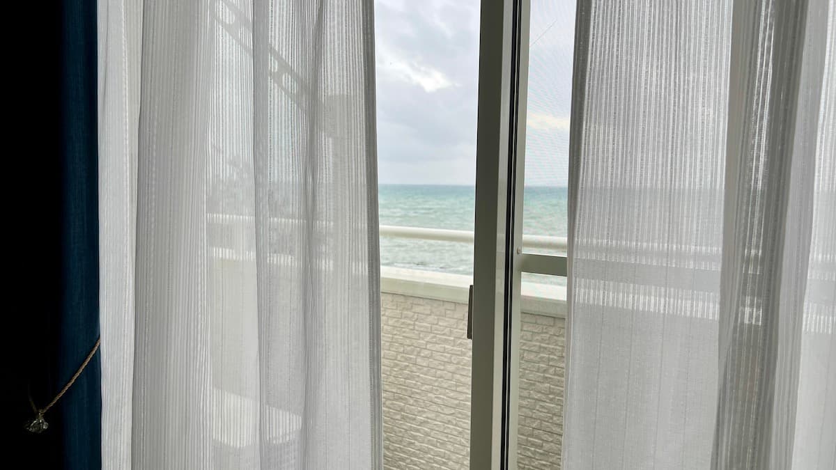 波の音を聞きながら昼寝